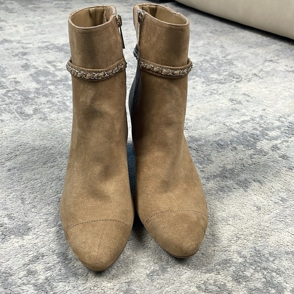 New Anne Klein Aksuri iflex Ankle Boots Heeled Chain Belt Accent Tan Sz 9 - Picture 2 of 12